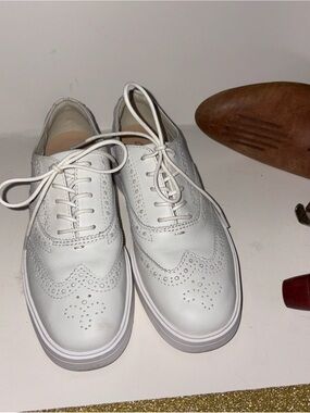 Clarks White Women's Wingtip Brogue Leather Lace-Up‎ Flats